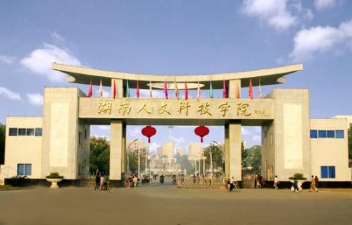 湖南兩所知名大學(xué)共同選購(gòu)濾中濾開(kāi)水器62臺(tái)